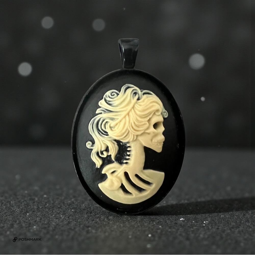 💖 Gothic Skeleton Resin Cameo Pendant 💖
